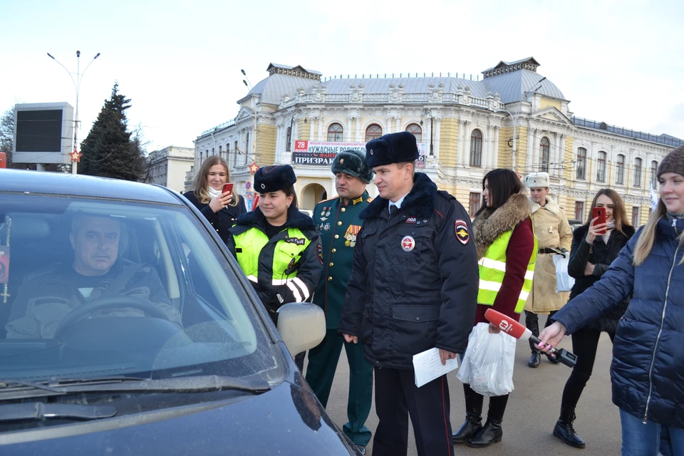 Водителей поздравили женщины в форме