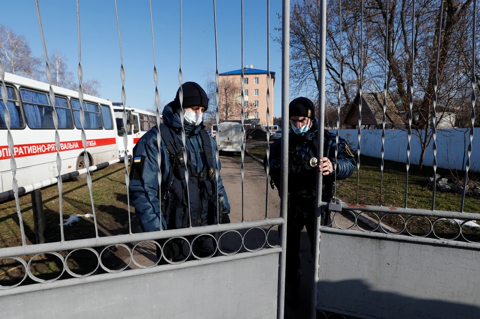 Сотрудники Национальной гвардии Украины у ворот санатория