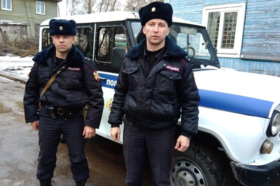 Командир отделения прапорщик полиции Павел Иванов и старший полицейский прапорщик Юрий Тарасенко спасли тонущего мужчину Фото: vk.com/"Росгвардия_Тверь"