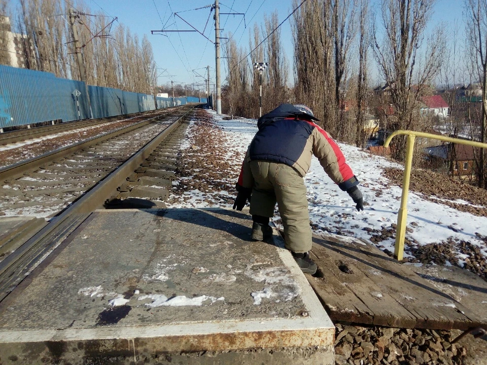 Удержаться на скользких да еще и наклонных плитах нереально