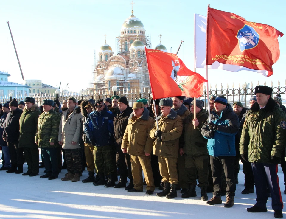 В Салехарде на площади у окружного военкомата отметили День защитника Отечества. Фото: администрация Салехарда