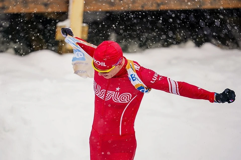 Лыжник Александр Большунов разорвал на финише свою форму. Фото: EPA