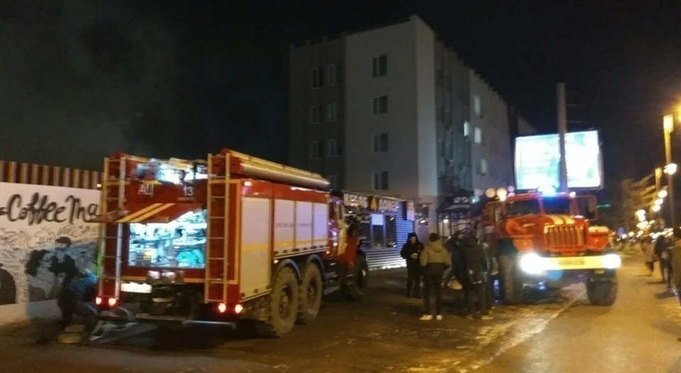 На центральной улице Тюмени горел склад. Фото - очевидцы.