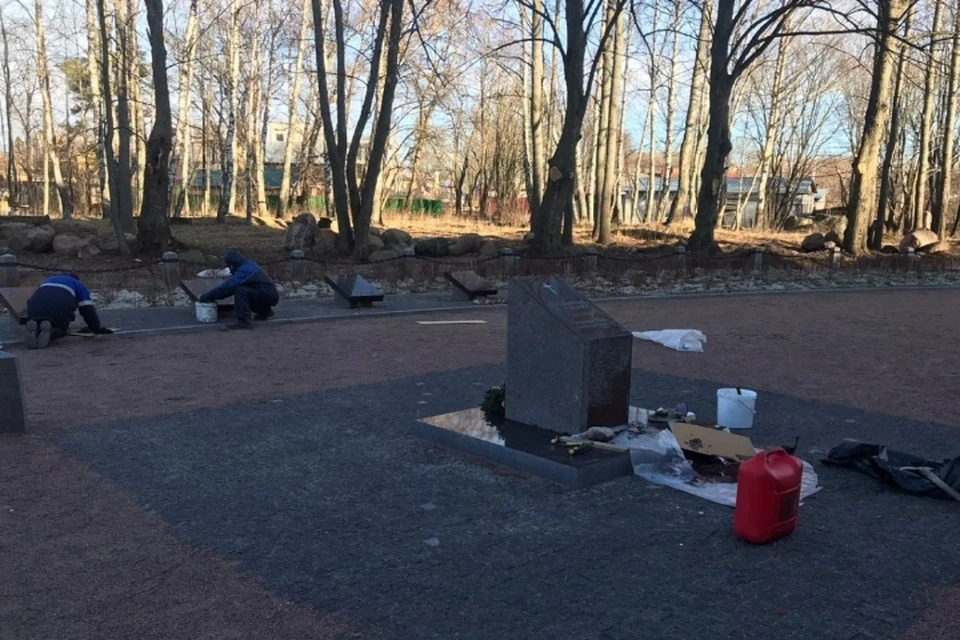 В Приморске очистили от краски вандалов мемориал жителям Койвисто, павших в войне. Фото: vbglenobl.ru
