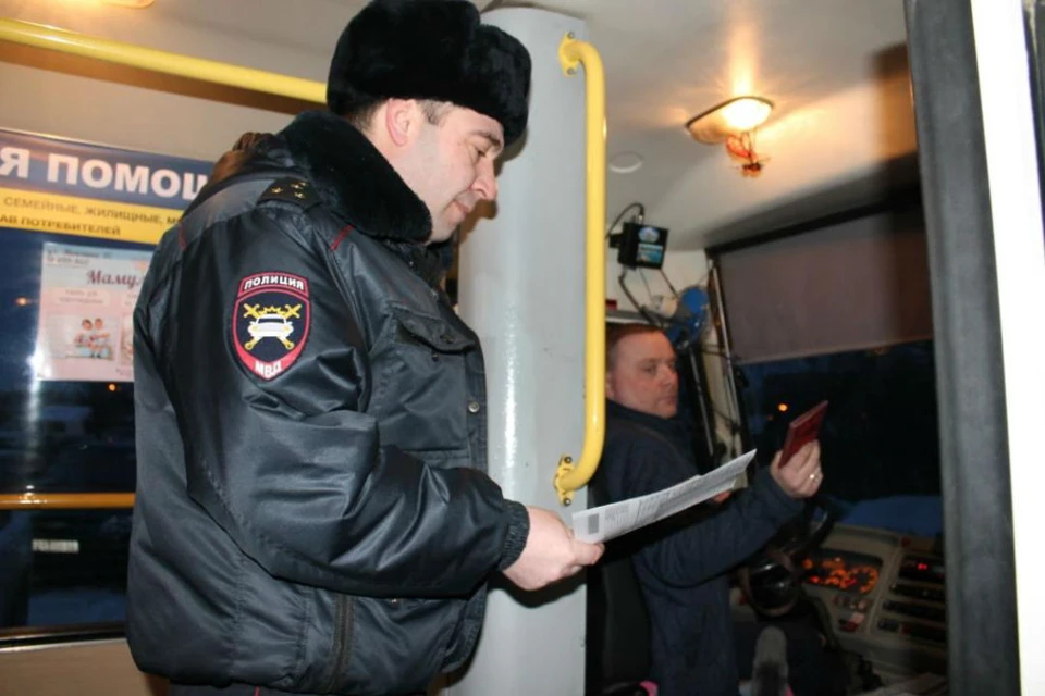 Сотрудники ГИБДД проводят рейды по усилению безопасности на общественном транспорте. Фото: предоставлено ГИБДД г. Кирова