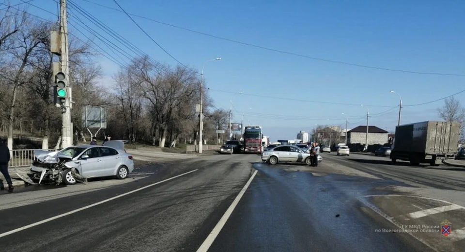 Волгоград трое. Авария в Советском районе Волгограда. ДТП В Советском районе Волгограда. Авария в Советском районе Волгограда вчера. Авария в Советском районе сегодня Волгоград.