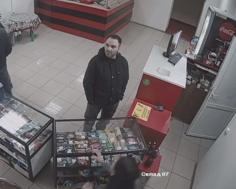 Мужчина, подозреваемый в краже, запечатлен видеокамерами.