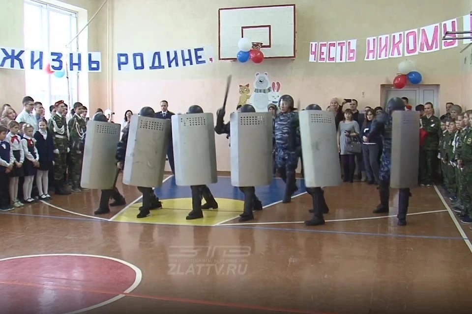 На посвящении в кадеты, силовики размахивали дубинкой. Фото: ЗлатТВ