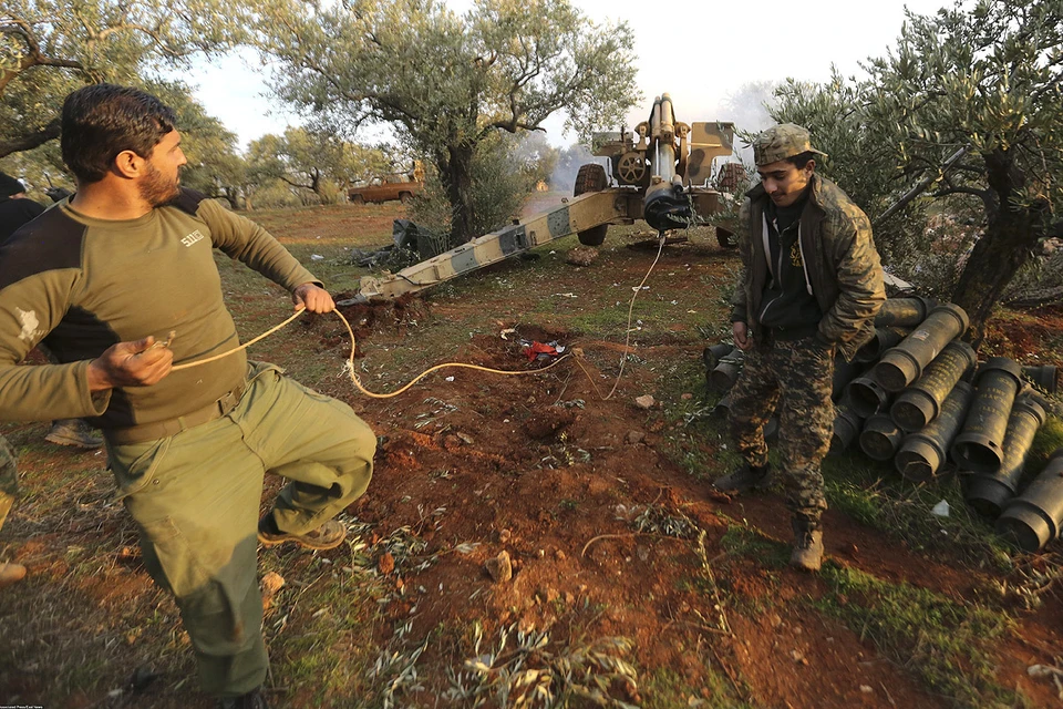 Поддерживаемые Турцией сирийские террористы ведут обстрел правительственных войск в провинции Идлиб.