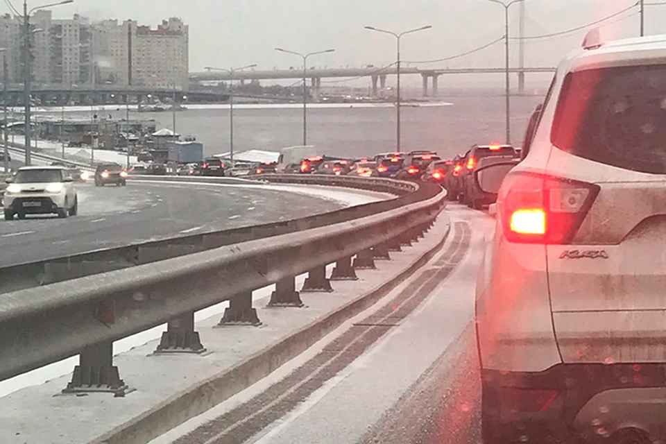 Петербург сковали пробки из-за гололеда 28 февраля.