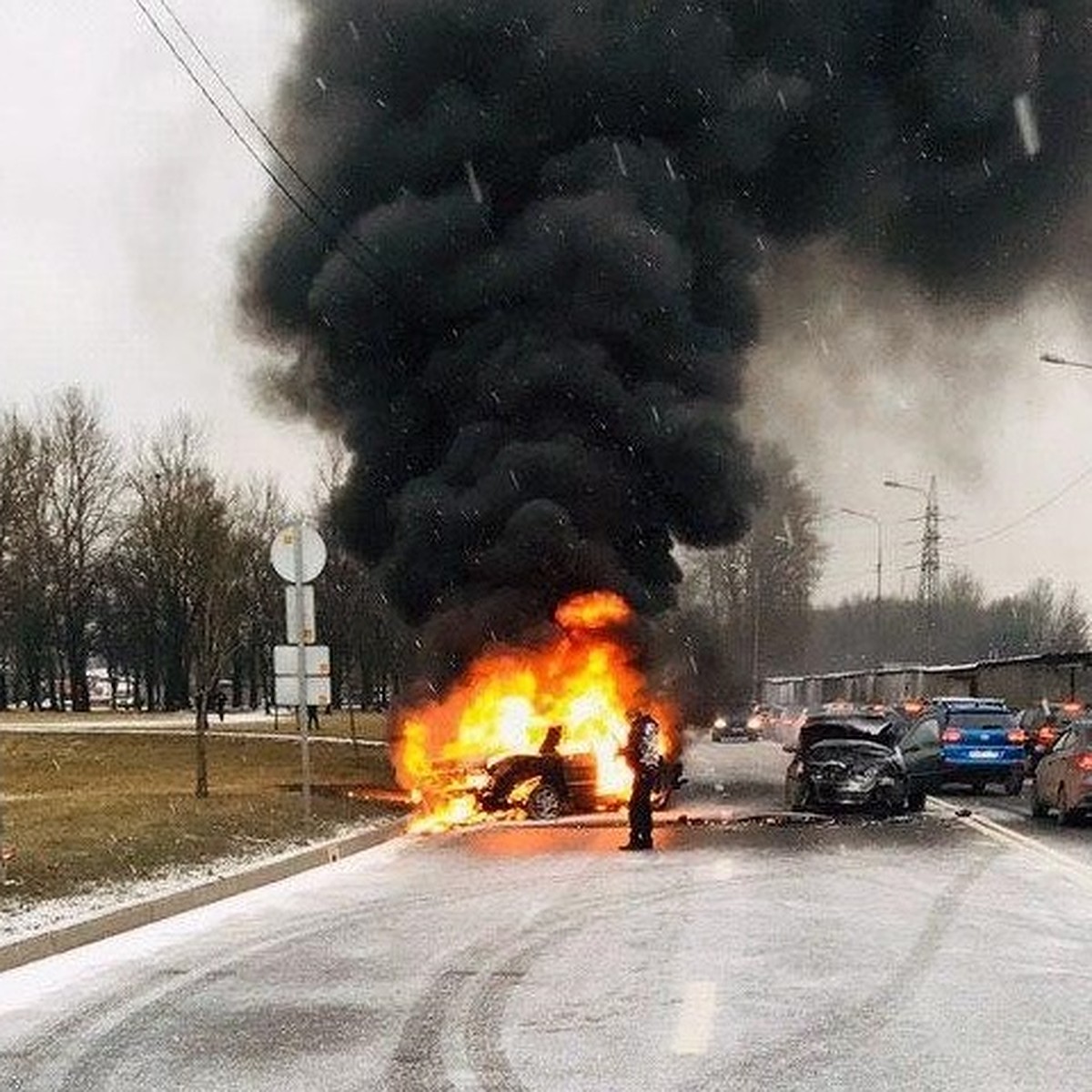 Волга» вспыхнула и сгорела после ДТП на гололеде - KP.RU