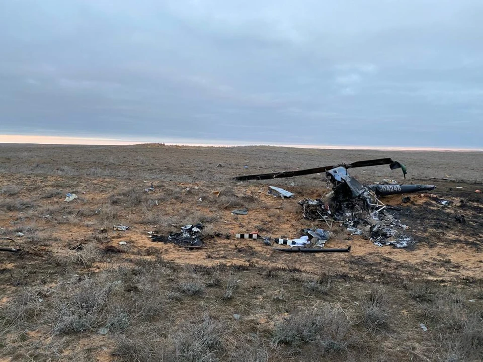 Обломки вертолета нашли в сорока километрах от села Линейное Наримановского района. Пилот погиб. Фото ГУ МЧС по Астраханской области.