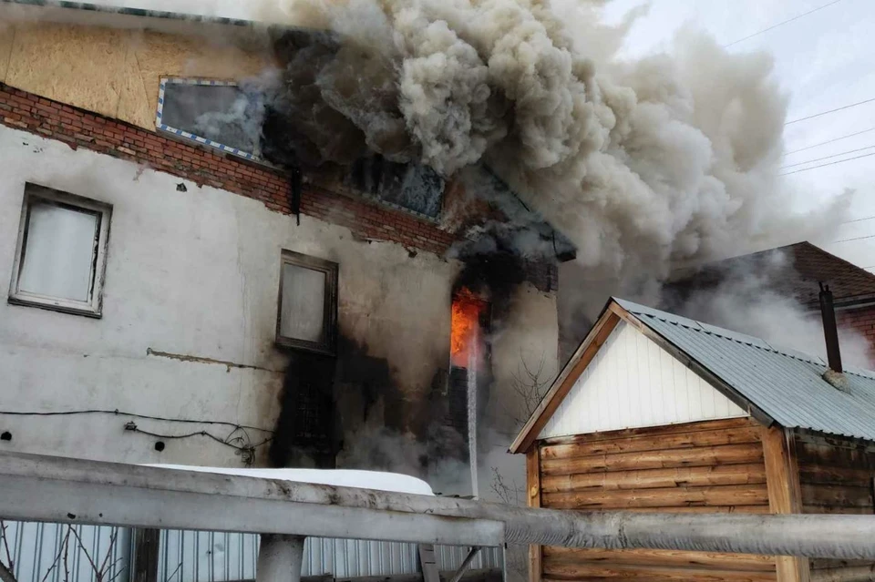 Из-за плотной застройки огонь угрожал соседним постройкам. Фото: ГУ МЧС по Челябинской области