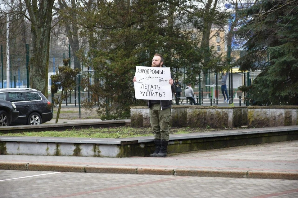 Хагай Румянцев протестует против сноса ангаров