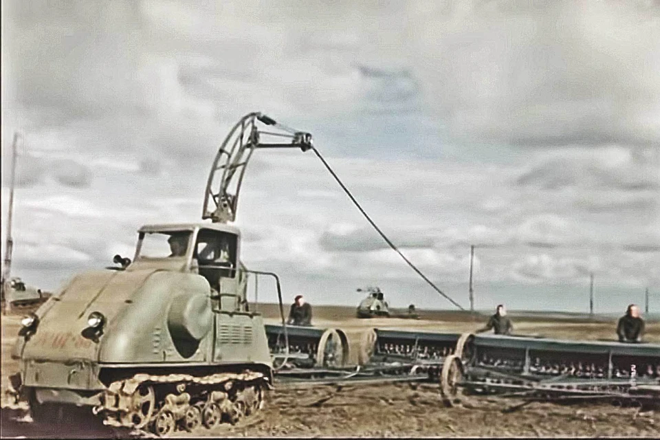 Трактор на электричестве ХТ3-12 засветился в советском фильме «Кавалер Золотой Звезды» (1950) с Сергеем Бондарчуком в главной роли. Фото: Кадр из фильма.