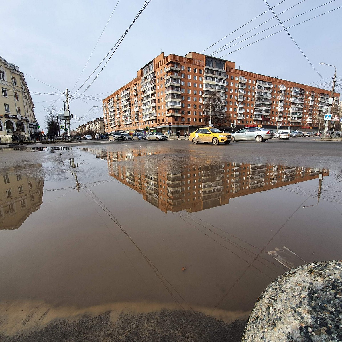 В Туле затопило водой перекресток Красноармейского проспекта и ул.  Лейтейзена - KP.RU