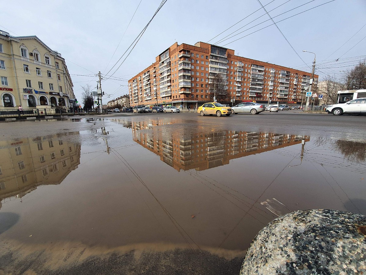 В Туле затопило водой перекресток Красноармейского проспекта и ул.  Лейтейзена - KP.RU