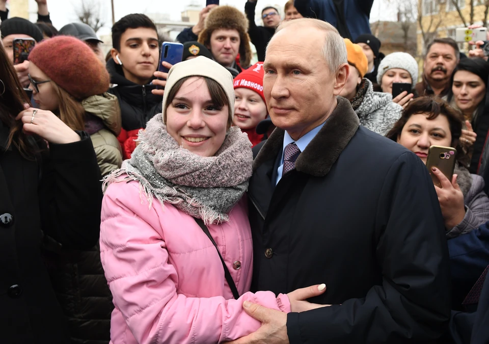 Жительница Иваново попросила взять ее замуж президента России Владимира Путина, когда тот общался с горожанами после посещения поликлиники