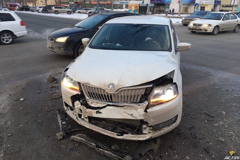 У всех автомобилей сильно повредились передние части.