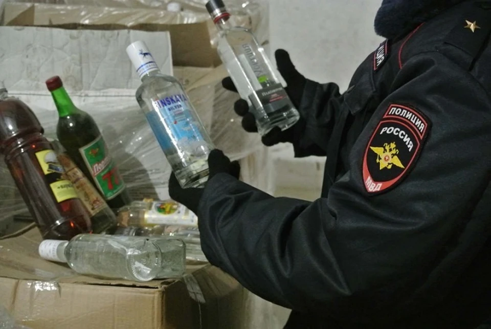 За торговлю поддельным алкоголем полагается крупный штраф и реальное лишение свободы. Фото: пресс-служба МВД РФ