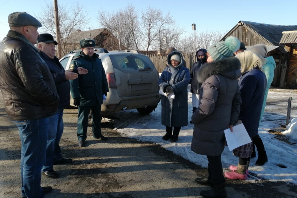 Спасатели встретились с местными жителями, чтобы рассказать, как будет организована работа переправы на время паводка и что делать в случае ЧС. Фото: ГУ МЧС по Свердловской области