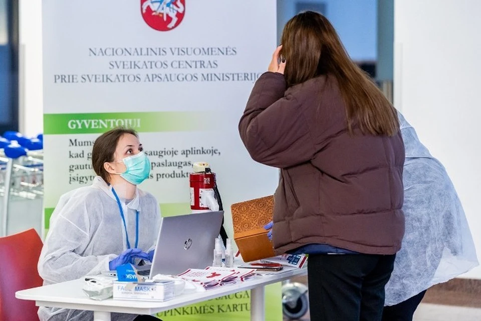 В аэропорту Вильнюса добровольцы и специалисты консультируют жителей, как уберечься от коронавируса. Фото Национального центра общественного здоровья при Минздраве Литвы.