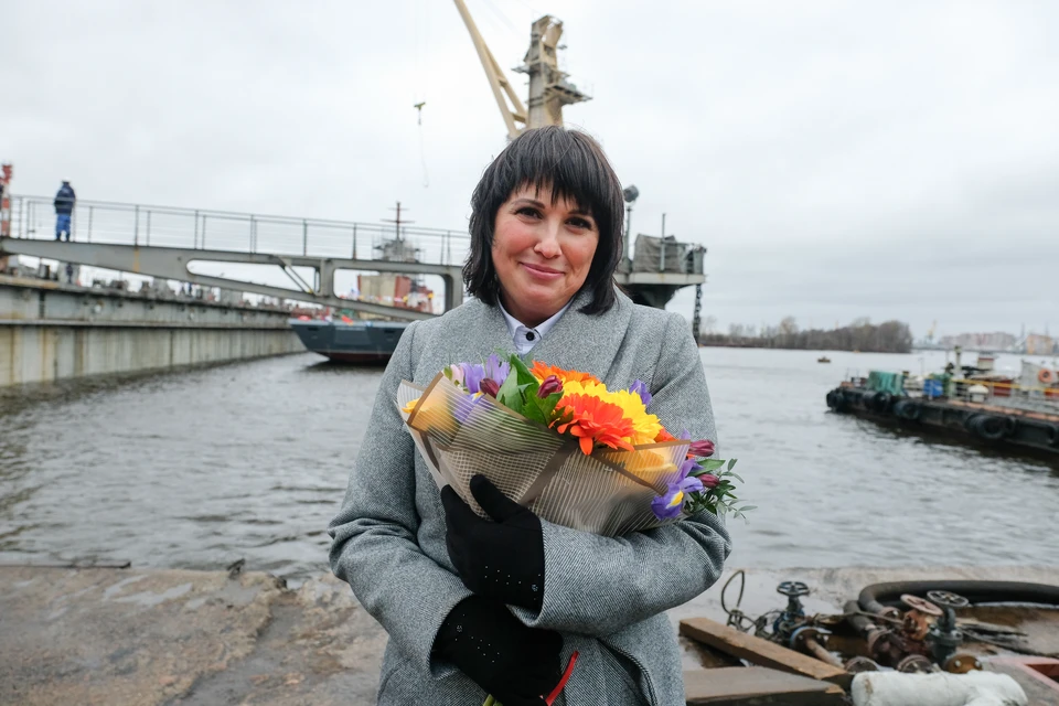 Крестной мамой нового корабля стала Евгения Пенкина - экономист с судостроительного завода.
