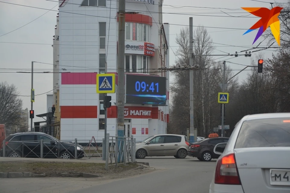 Рекламный экран на здании появился 6 марта.
