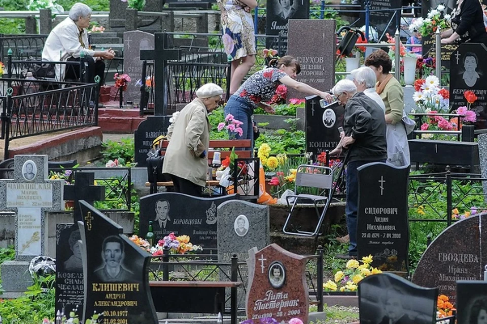 Один раз в год, на Радуницу, жители ДНР семьями едут на кладбища, чтобы убрать могилы и помянуть близких