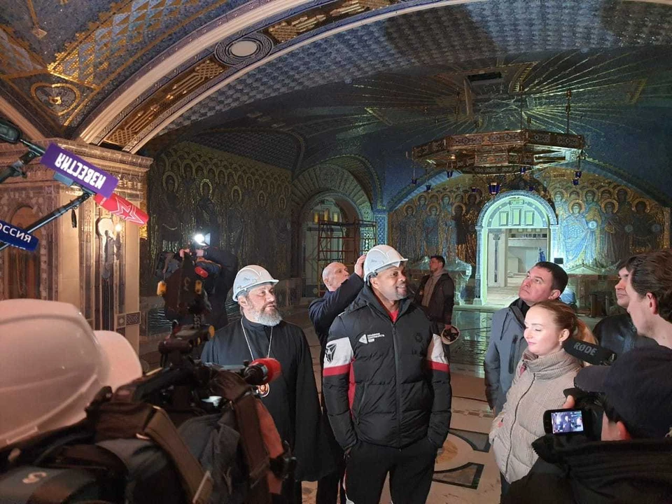 В субботу, 14 марта, знаменитый американский боксер-профессионал Рой Джонс посетил строящийся главный храм Вооруженных сил РФ в Подмосковье. Фото: Минобороны РФ