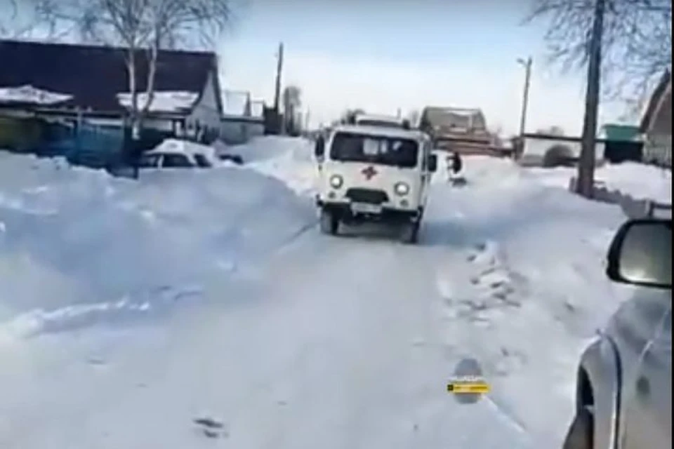 Скорая не смогла проехать из-за снега. Фото: «Инцидент Новосибирск».