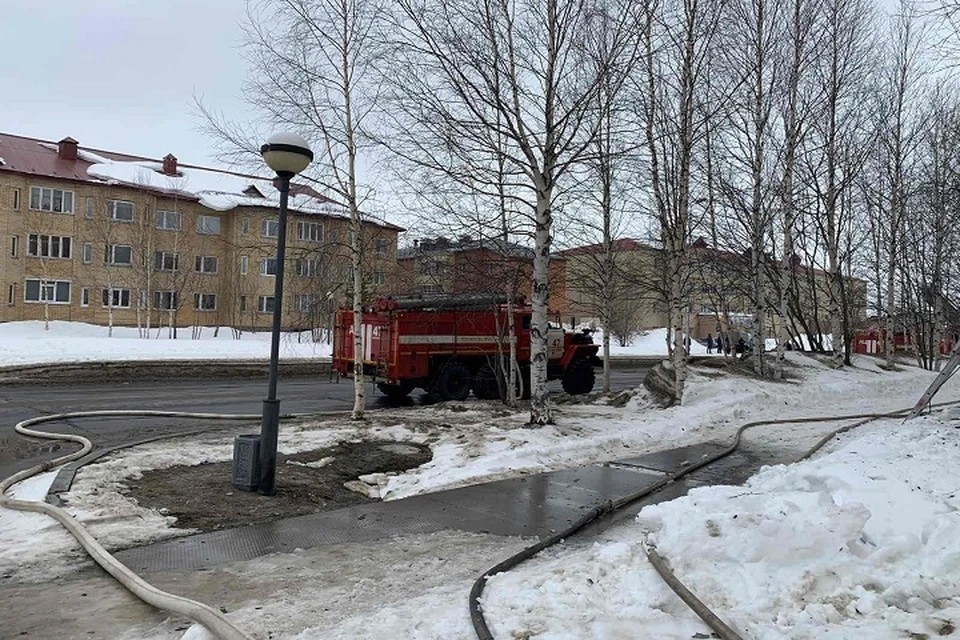 Частично расселенный дом вспыхнул в Югре. Фото МЧС Югры.