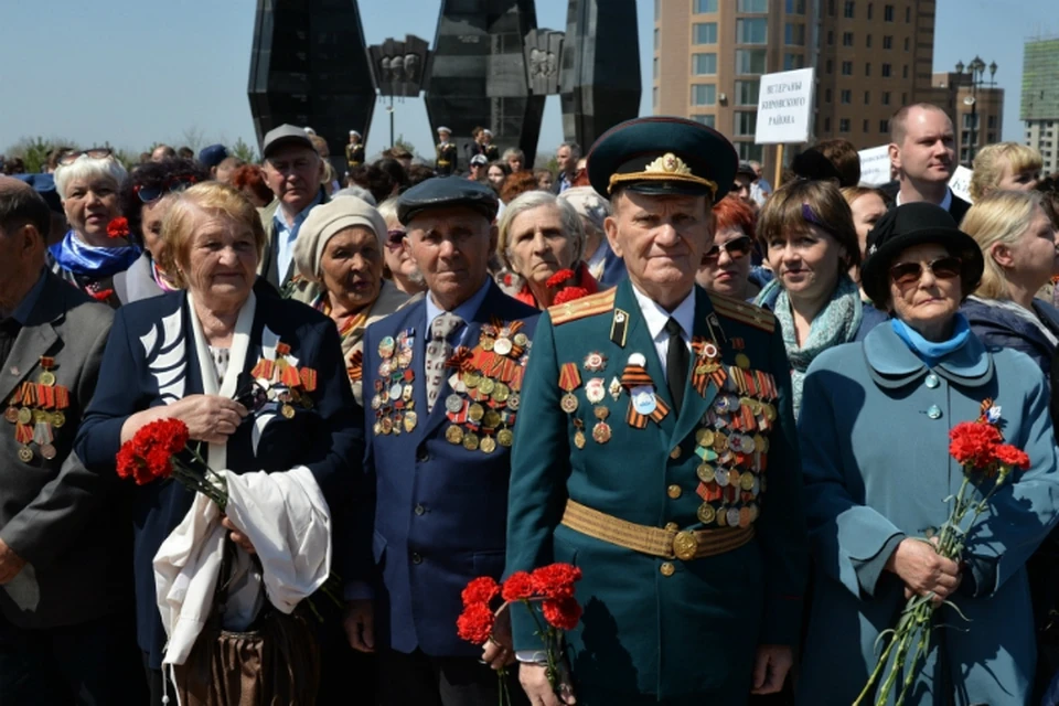 Фотографии день победы. Ко Дню Победы ветераны Хабаровского края. С днем Победы. Ветераны ВОВ Хабаровска. Ветераны и дети Хабаровск.