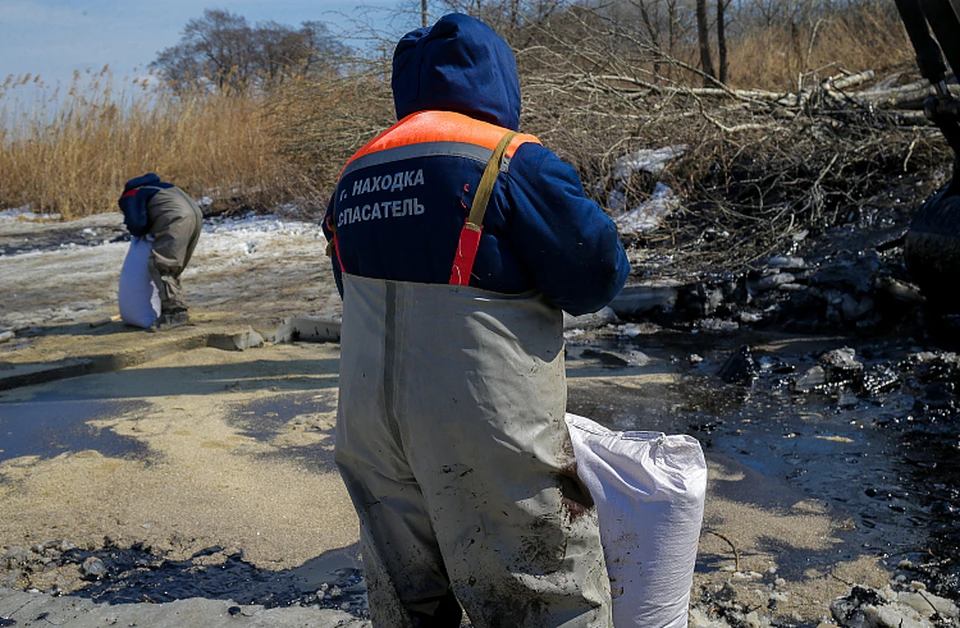 Ликвидация последствий выброса мазута в Находке продолжается. Фото: сайт правительства Приморского края