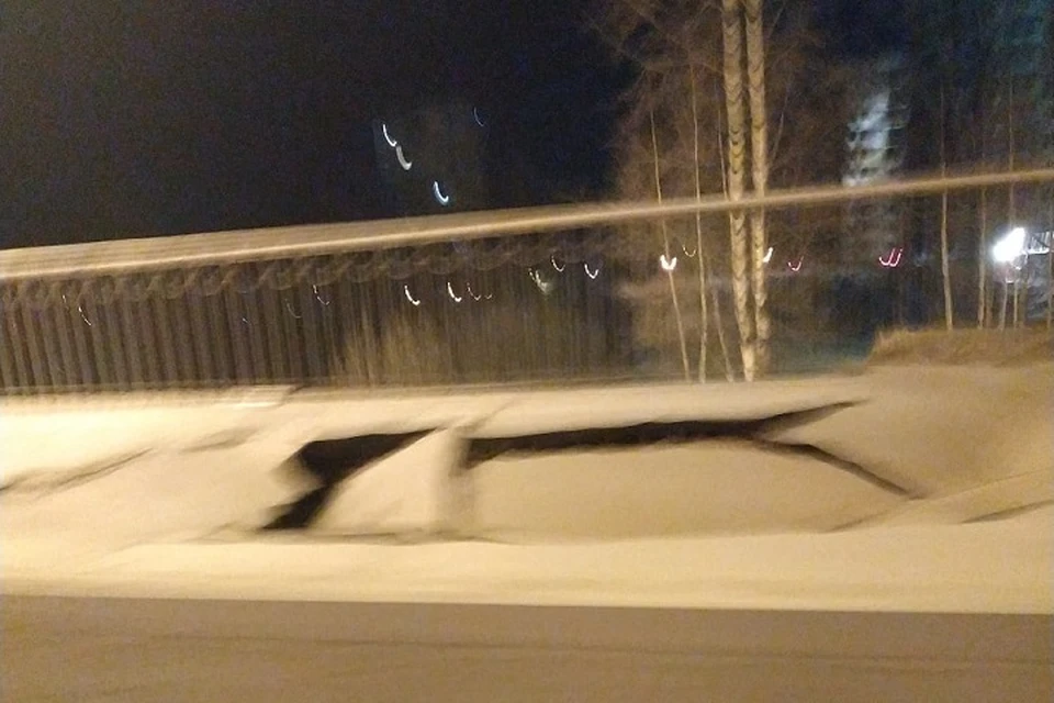 На мосту через Славянку в Рыбацком образовалась дыра. Фото: vk.com/mamaustslavynka