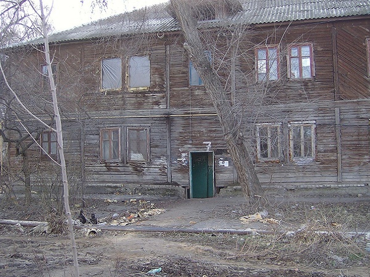 В Волгограде пенсионерка с семьей живет в отключенном от воды и тепла  бараке - KP.RU