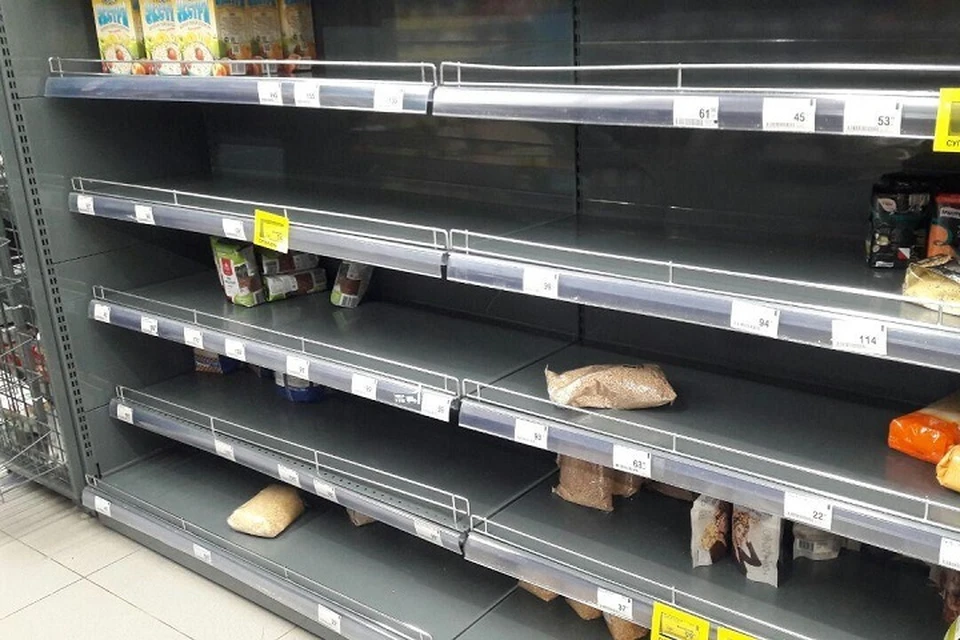 В сети появились фотографии пустых полок в магазинах Петербурга