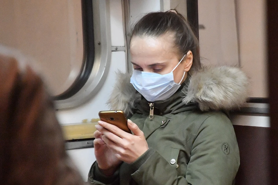 Пассажирка в медицинской маске в столичном метро.
