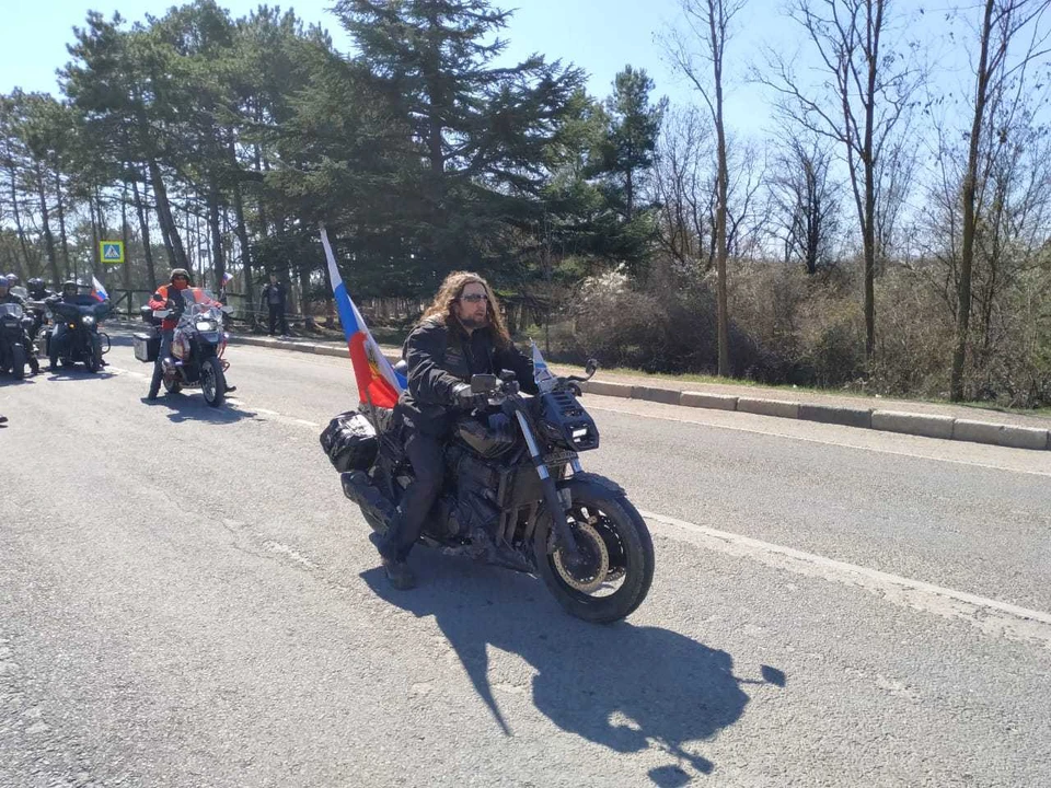 Александр Хирург на своём мотоцикле едет к Сапун-горе