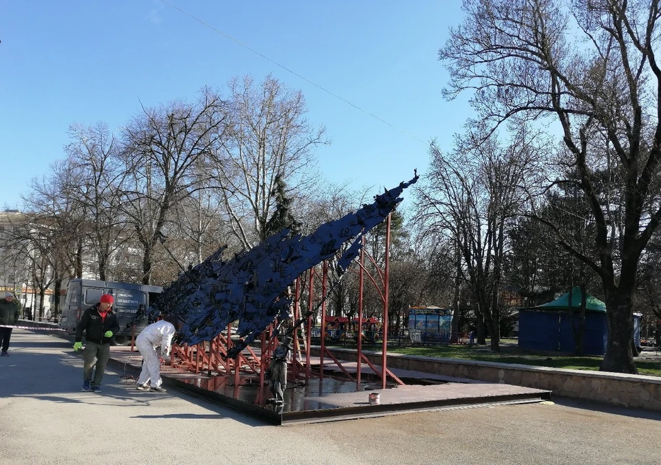 Мастера два дня чистили и красили карту в парке имени Тренева.