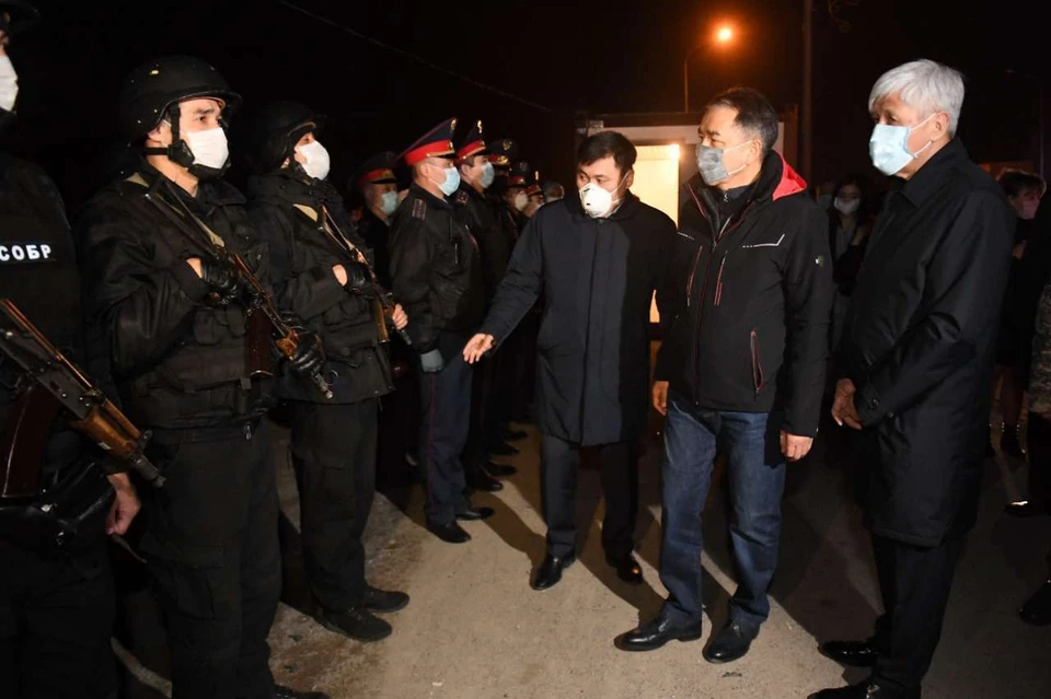По периметру города с 00.00 19 марта выставлены 27 блокпостов из числа сотрудников полиции и военнослужащих Министерства обороны.