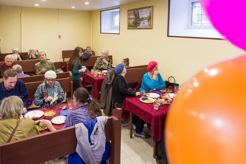 Сотрудники «Добродомика» доставляют пенсионерам бесплатные обеды на дом, пока кафе временно закрыто.