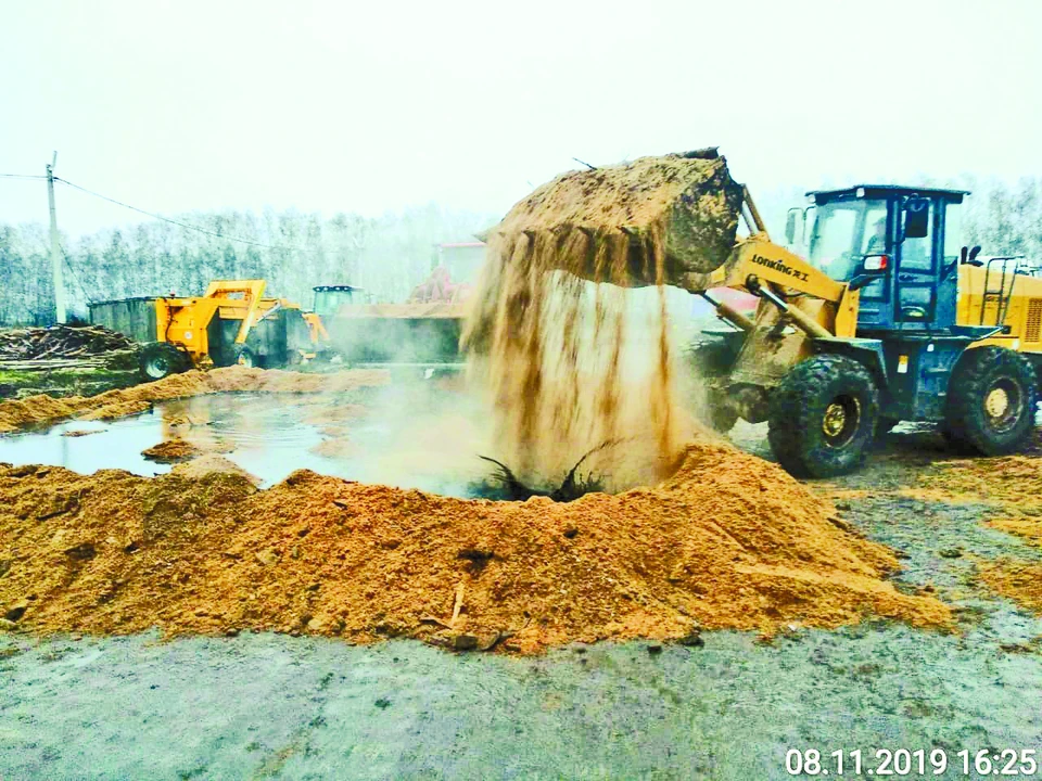 На первом этапе производства почвогрунта осадок засыпается опилками.