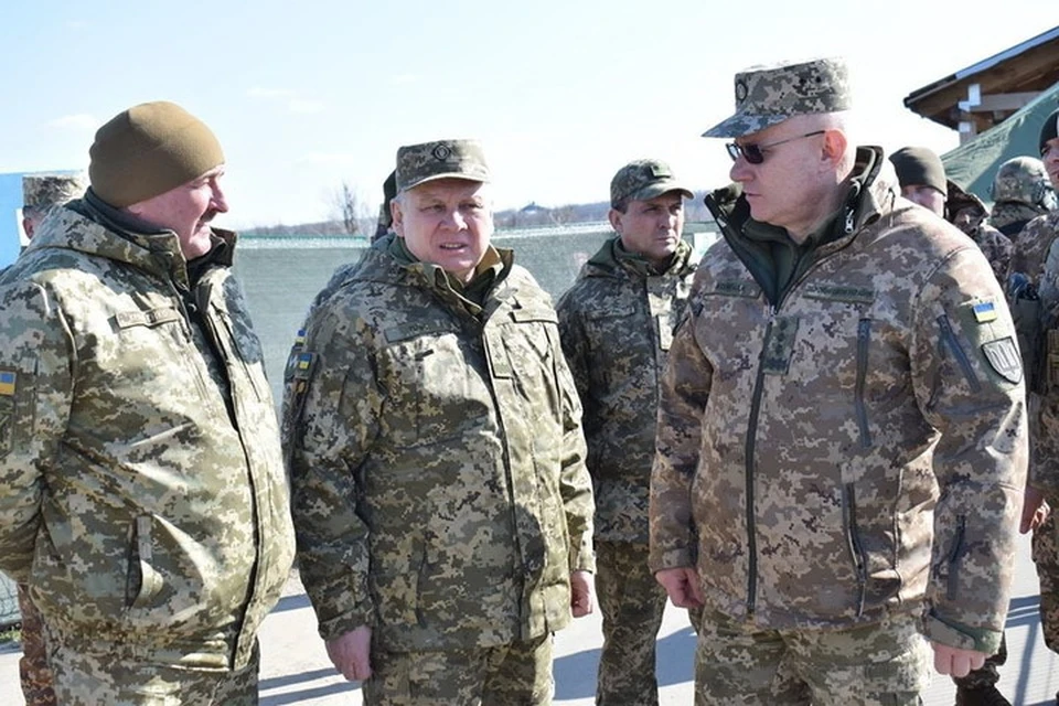 Командующий войсками в Донбассе генерал Владимир Кравченко (слева) отчитался Тарану (в центре) и Хомчаку (справа) по обстрелам территорий ДНР и ЛНР. Фото Пресс-центр штаба ООС