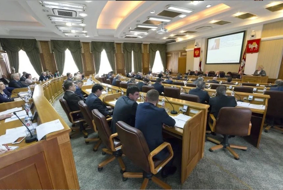Депутаты Законодательного Собрания решили, отменять ли очные заседания из-за угрозы распространения коронавируса. Фото: zs74.ru