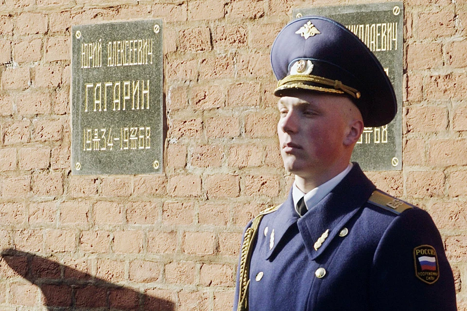 Прах первого космонавта планеты Юрия Гагарина вмурован в кремлевскую стену
