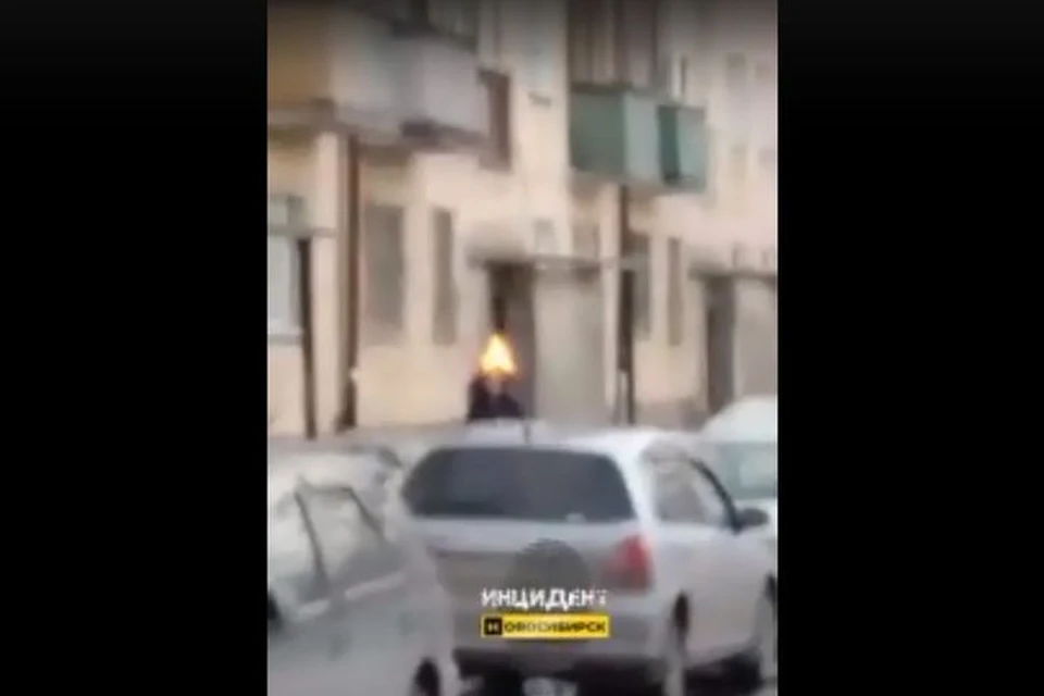 Прохожие заметили там женщину, у которой на голове было самое настоящее пламя. Фото: кадр из видео
