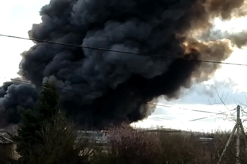 Пожар в подмосковье сегодня ночью. Пожар на алюминиевом заводе. Дмитров горит. Сгорел склад в Дмитрове. Уфа пожар на заводе горит крыша.