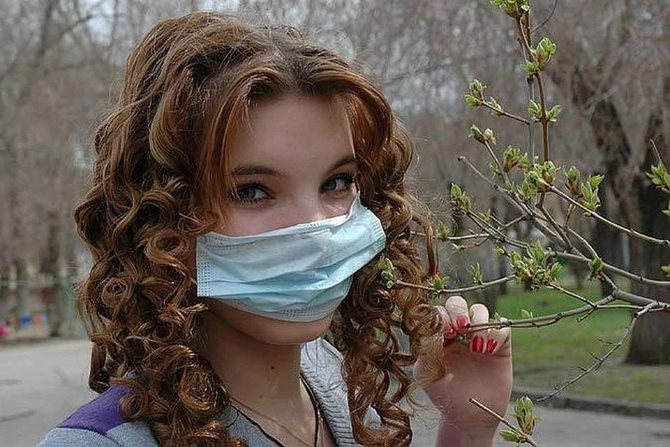 Медики советуют использовать маску и на улице.
