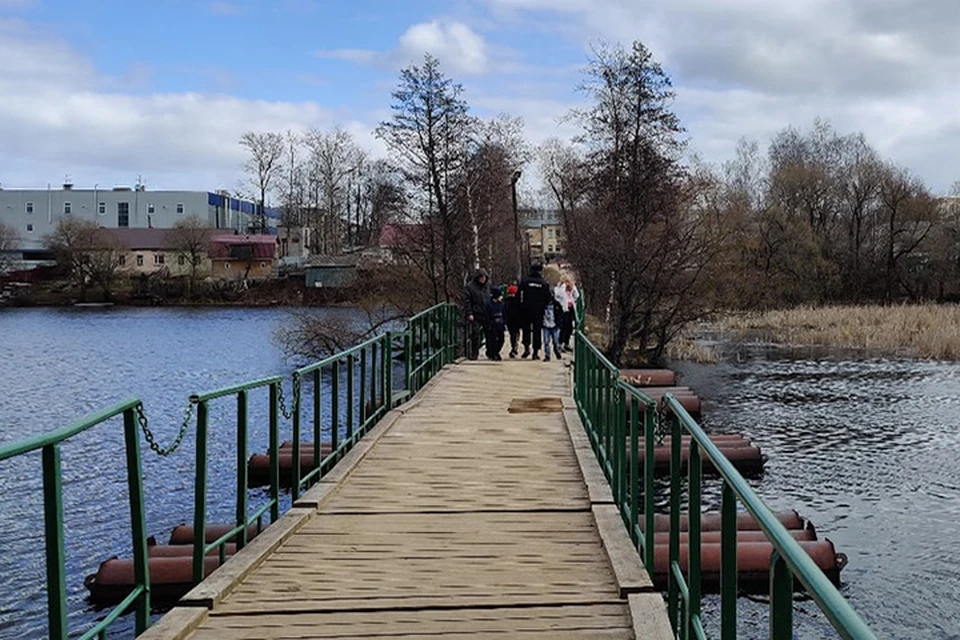 Женщина упала с понтонного моста и утонула Фото: vk.com/podslyshano_y_medikov